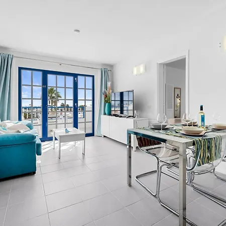 Sea View Terrace, 3 Min Pool & Fast Wifi Apartmán